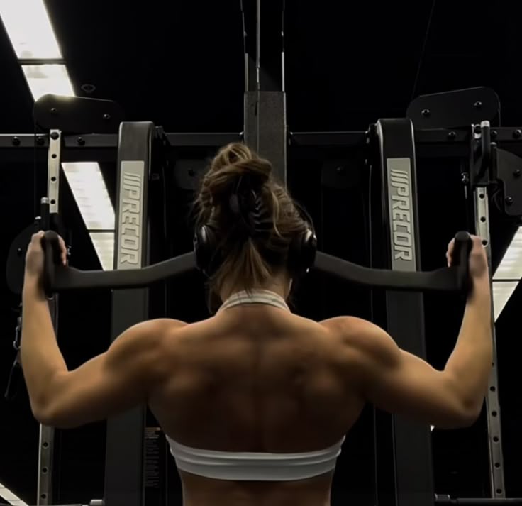 Atleta treinando em uma máquina de musculação
